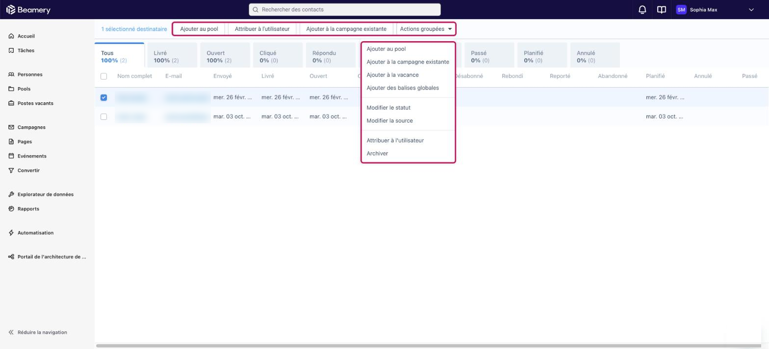 Page Analyse des points de contact avec un destinataire sélectionné, les actions groupées et le menu « Actions groupées » encadrés