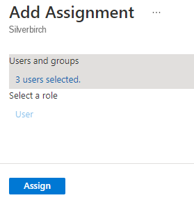 Panel Add Assignment de Azure con usuarios seleccionados y el botón Assign